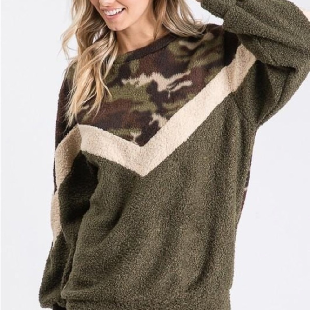 NWT!!!  Olive Green and Cream Chevron & Camouflage Pullover in Fleece - Picture 6 of 10